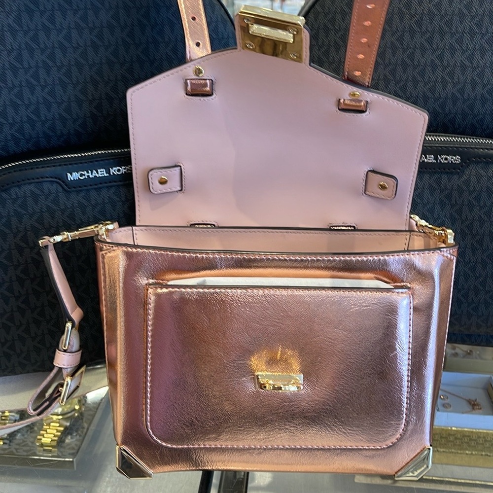 MICHAEL KORS
Manhattan Medium TH SCHOOL Crackled Metallic Leather SATCHEL
NWT - Picture 10 of 16